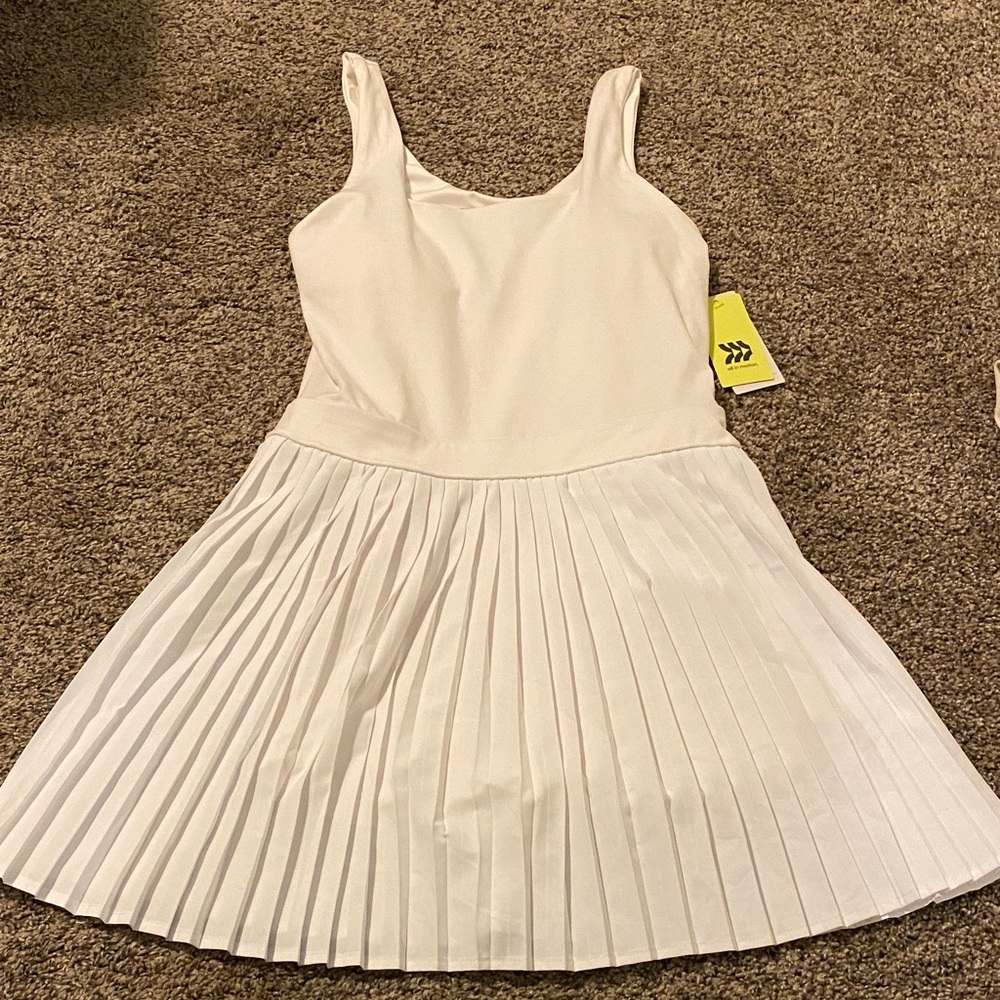 Elegant White Pleated Women’s Active Dress